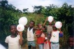 Nios jugando con globos.JPG